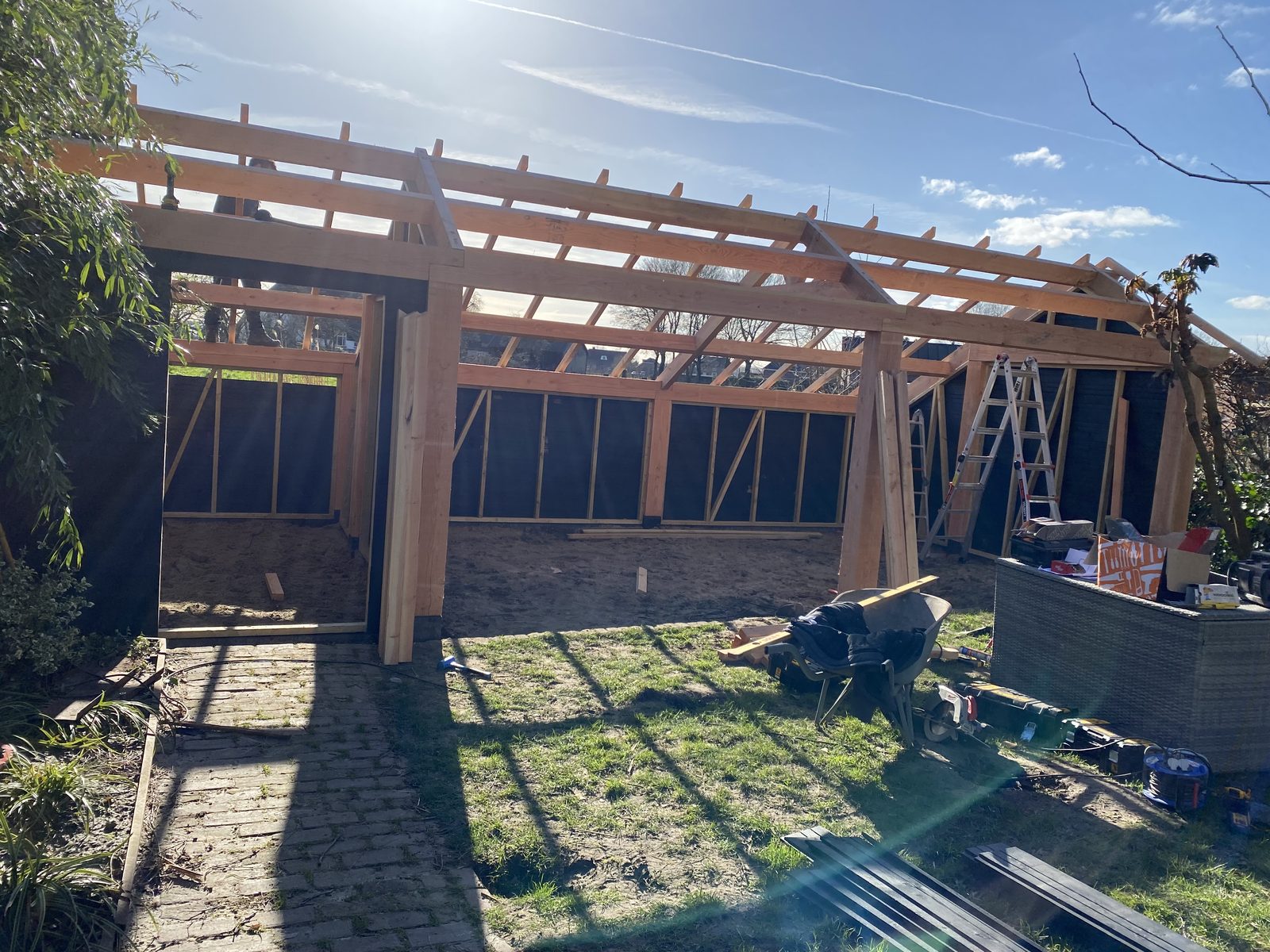 Houten frame van de overkapping in aanbouw