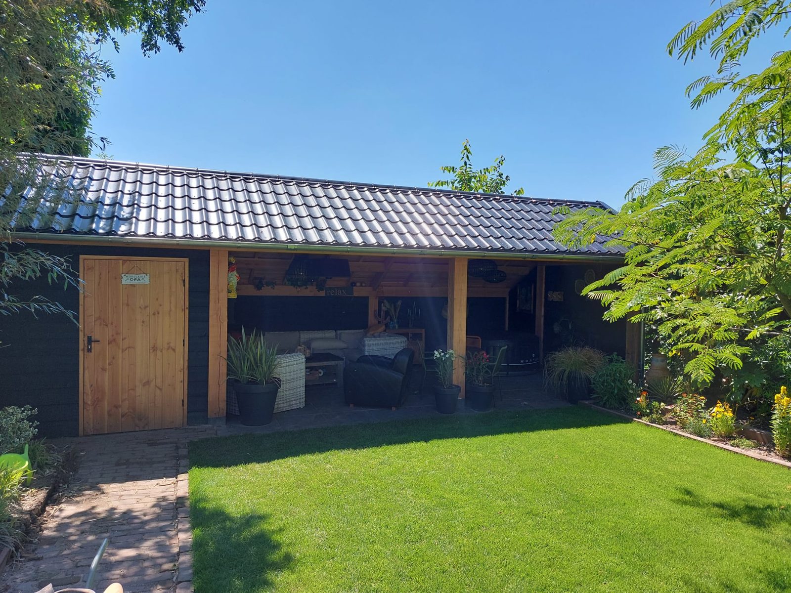Afgewerkte buitenkamer met loungehoek